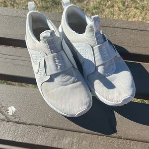 Barely worn white nike tennis shoes ! Excellent condition